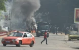 La police ivoirienne anti-émeutes intervient pour disperser des manifestants dans un quartier d'Abidjan, le 13 août 2020