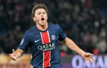 Le milieu de terrain portugais du Paris Saint-Germain Joao Neves célèbre après avoir marqué le premier but de son équipe lors de la rencontre de L1 contre Toulouse, à Paris, le 22 novembre 2024