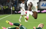 L'attaquant sénégalais de l'Olympique de Marsielle  Ismaila Sarr (en blanc) en action lors de la défaite et l'élimination de l'OM par le Panathinaikos en match retour du troisième tour préliminare de la Ligue des champions, au stade Vélodrome de Marsielle le 15 août 2023