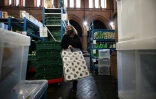 Un bénévole range des produits donnés, dont du papier toilette, à la banque alimentaire Trussell Trust, le 18 janvier 2022 à Brixton, au  sud de Londres