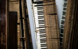 Des claviers de vieux pianos stockés dans un atelier de "Pianodrome", le  9 février 2023 à Edimbourg, en Ecosse