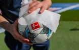 Un ballon desinfecté, en raison de la pandémie de coronavirus lors du match de championnat d'Allemagne Leipzig - Fribourg le 16 mai 2020.