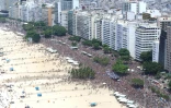 Des milliers de personnes assistent à un défilé de carnaval sur la plage de Copacabana, à Rio de Janeiro, le 6 février 2016, avant le coup d'envoi officiel de la fête