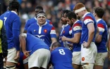Le capitaine du XV de France Guilhem Guirado (c) tente de remobiliser les troupes durant le naufrage face au XV de la Rose, le 10 février 2019 à Londres 