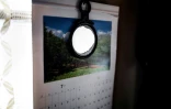 Un miroir et un calendrier dans l'appartement d'un Japonais mort seul chez lui à Tokyo, le 19 août 2017
