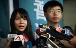 Les militants pro-démocratie de Hong Kong Joshua Wong et Agnes Chow, s'adressant à la presse après leur arrestation puis libération conditionnelle le 30 août 2019. Joshua Wong a de nouveau été arrêté le 8 septembre pour "violations des conditions de sa libération"