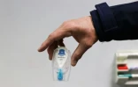 Un agent des douanes tient un test positif à la cocaïne à l'aéroport de Roissy-Charles-de-Gaulle, au nord de Paris, le 21 mars 2025