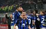 le défenseur français de l'Inter Milan Benjamin Pavard et ses coéquipiers après le deuxième but marqué contre l'AC Milan le 22 avril 2024 à San Siro