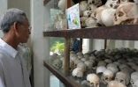 Un homme regarde les crânes de victimes du régime des Khmers rouges au musée du génocide de Tuol Sleng à Phnom Penh, le 31 août 2009