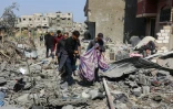 Des Palestiniens sortent un corps des décombres après une frappe israélienne à Gaza-ville, le 18 mars 2025