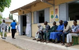 Des électeurs attendent devant un bureau de vote lors des élections législatives au Sénégal, à Dakar le 17 novembre 2024