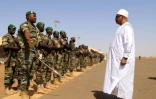 Le président malien Ibrahim Boubacar Keïta passant les soldats en revue à Gao (Mali), le 7 novembre 2019