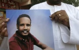 Le frère d'Ali, tué le 3 juin 2019 pendant la dispersion d'un sit-in à Khartoum, montre son portrait, le 7 juillet 2019 au Soudan