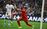 Le milieu guinéen de Marseille Bouna Sarr (g) vient de tromper son propre gardien Steve Mandanda le 21 septembre 2019 à Marseille