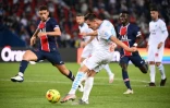 L'attaquant marseillais Florian Thauvin à la lutte avec Alessandro Florenzi du PSG, lors du dernier classique en championnat au Parc des Princes, le 13 septembe 2020