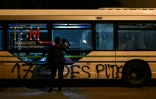 Un policier inspecte un bus après qu'il a été attaqué, le 29 juin 2023 à Lormont, près de Bordeaux