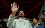 L'acteur indien Irrfan Khan, aux côtés de son fils Aayan, s'adresse aux journalistes à l'ashram du Mahatma Gandhi, à Ahmedabad le 19 juin 2016