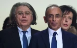Le candidat Reconquête! à la présidentielle française Eric Zemmour (2e à d) et l'eurodéputé d'extrême droite Gilbert Collard (g) au Palais des Victoires à Cannes, dans les Alpes-Maritimes, le 22 janvier 2022