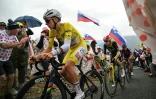 Le Slovène Tadej Pogacar devant le Danois Jonas Vingegaard dans le col de la Loze, lors de la 18e étape du Tour de France, le 24 juillet 2025