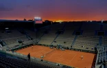 Vue générale du court Suzanne-Lenglen à la tombée de la nuit à Roland-Garros le 2 octobre 2020 à Paris