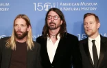 Taylor Hawkins (g), Dave Grohl (c) et Nate Mendel, membres du groupe de rock Foo Fighters, à New York, le 18 novembre 2021