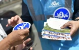 Un partisan à la construction de l'aéroport à Notre-Dame-des-Landes distribue des stickers le 22 juin 2016 à Nantes appelant à voter oui au référendum