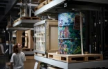 Une visiteuse regarde les oeuvres d'art exposées à la Storehouse du Victoria et Albert Museum, dans l'est de Londres, le 12 juin 2025