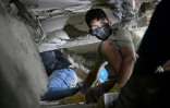 Les secouristes recherchent d'éventuelles victimes dans un bâtiment effondré à la suite des deux séismes, à Caraballeda, dans l'Etat de La Guaira, le 27 juin 2026
