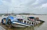 Un bateau coulé dans la baie d'Ha Long après le passage du typhon agi, dans la province de Quang Ninh, le 8 septembre 2024 au Vietnam