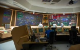 Des techniciens de l'IRSN près du panneau de contrôle du simulateur lors d'un exercice de sécurité nucléaire à la centrale nucléaire de Civaux, le 22 septembre 2015