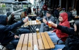 Des clients à la terrasse d'un café, le jour de la réouverture des bars et restaurants, le 8 mai 2021 à Bruxelles