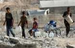 Des enfants palestiniens viennent s'approvisionner en eau à un point de distribution de Khan Younès, dans le sud de la bande de Gaza, le 24 septmbre 2025