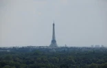 Vue de Paris et de la Tour Eiffel dans une bryle de pollution, le 26 juin 2024