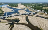 Vue aérienne d'un pont au-dessus du lit asséché de la Loire, à Loireauxence, dans l'ouest de la France, le 10 juillet 2026