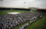 Une foule immense s'est rassemblée samedi en début d'après-midi dans un stade de cricket de Karachi pour assister à la cérémonie funèbre
