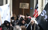 Une manifestante brandit une pancarte sur laquelle on peut lire "Conseil ou pas, on n'en veut pas !", lors de la 12e journée d'action contre la réforme des retraites, le 13 avril 2023 à Paris 