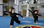 Duan Ruru (g) et Liu Qiao, membres des Emei Kung Fu Girls, font une démonstration d'art martial à Emeishan, dans la province du Sichuan, le 21 février 2025 dans le sud-ouest de la Chine 