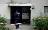 Un policier devant un immeuble où une membre présumée de l'ex-organisation d'extrême gauche Fraction Armée rouge (RAF), recherchée depuis plus de 30 ans, a été arrêtée, le 27 février 2024 à Berlin