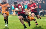 Codie Taylor, ballon en main, s'arrache à un plaquage de Matias Orlando des Jaguares pour aller marquer un essai pour les Canterbury Crusaders en finale du Super Rugby le 6 juin 2019 à Christchurch en Nouvelle-Zélande