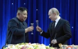 Photo diffusée par l'agence nord-coréenne Kcna le 25 avril 2019 du dirigeant nord-coréen Kim Jong Un et du président russe Vladimir Poutine lors d'une réception à Vladivostok, en Russie