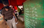 Un tableau affiche les nouveaux prix des fruits et des légumes sur un marché de La Havane, le 4 janvier 2021