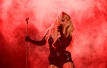 La chanteuse finlandaise Erika Vikman interprète la chanson "Ich Komme" pendant une répétition en costume pour la seconde demi-finale de l'Eurovision, le 14 mai 2025 à Bâle, en Suisse