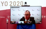 Le porte-parole du Comité international paralympique (CIP), Craig Spence, vu sur un écran lors d'une conférence de presse virtuelle à Tokyo, le 15 juin 2021 