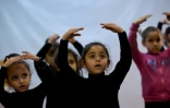 Des fillettes égyptiennes suivent un cours de ballet au centre culturel Alwanat le 17 février 2017 à Minya au sud du Caire en Égypte