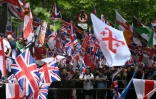 Des partisans de Tommy Robinson, militant d'extrême droite britannique, rassemblés pour une marche organisée par Unite The Kingdom, le 16 mai 2026 à Londres