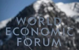 Le logo du Forum économique mondial (WEF) sur une vitre à Davos (Suisse) le 20 janvier 2020