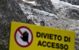 Une pancarte interdisant l'accès devant leglacier de Planpincieux à Courmayeur, le 6 août 2020 au Val Ferret, en Italie