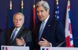 Le secrétaire d'Etat John Kerry (d) et le ministre français des Affaires étrangères, Jean-Marc Ayrault, à Paris le 13 mars 2016