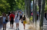 Des passant à Paris sur les bords de Seine le 21 juin 2025