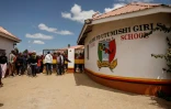 Des parents et tuteurs devant l'école pour filles Utumishi où est survenu un incendie meurtrier, le 28 mai 2026 à Gilgil, au Kenya